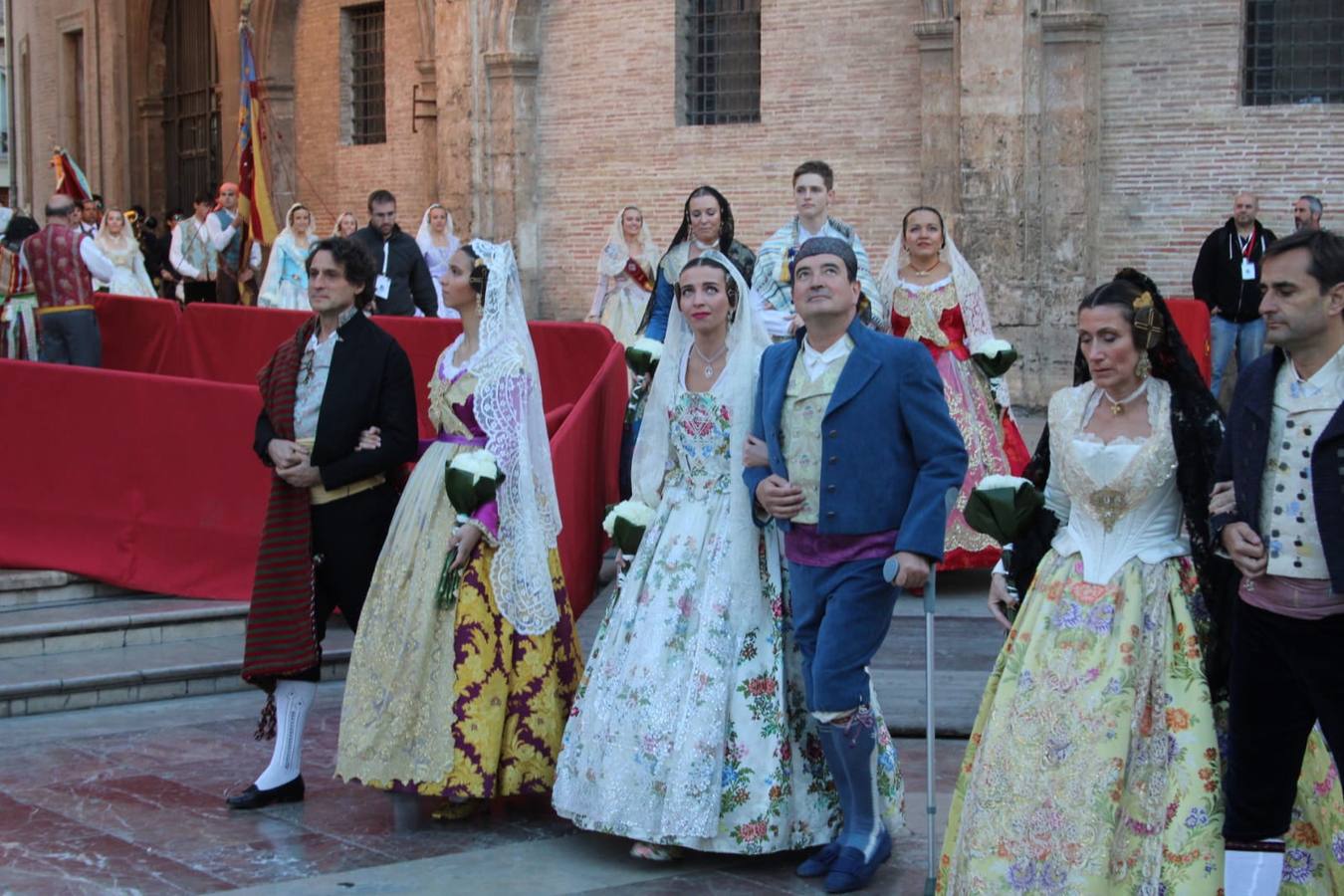 Políticos, toreros, actores, cantantes y famosos del mundo de la cultura en general disfrutan del ambiente festivo que reina estos días en Valencia. Visita de fallas, casales, la mascletà y la Feria de Toros son las fotos más repetidas de las caras conocidas de la sociedad española. Fernando Giner y su hija Celia, en la Ofrenda.