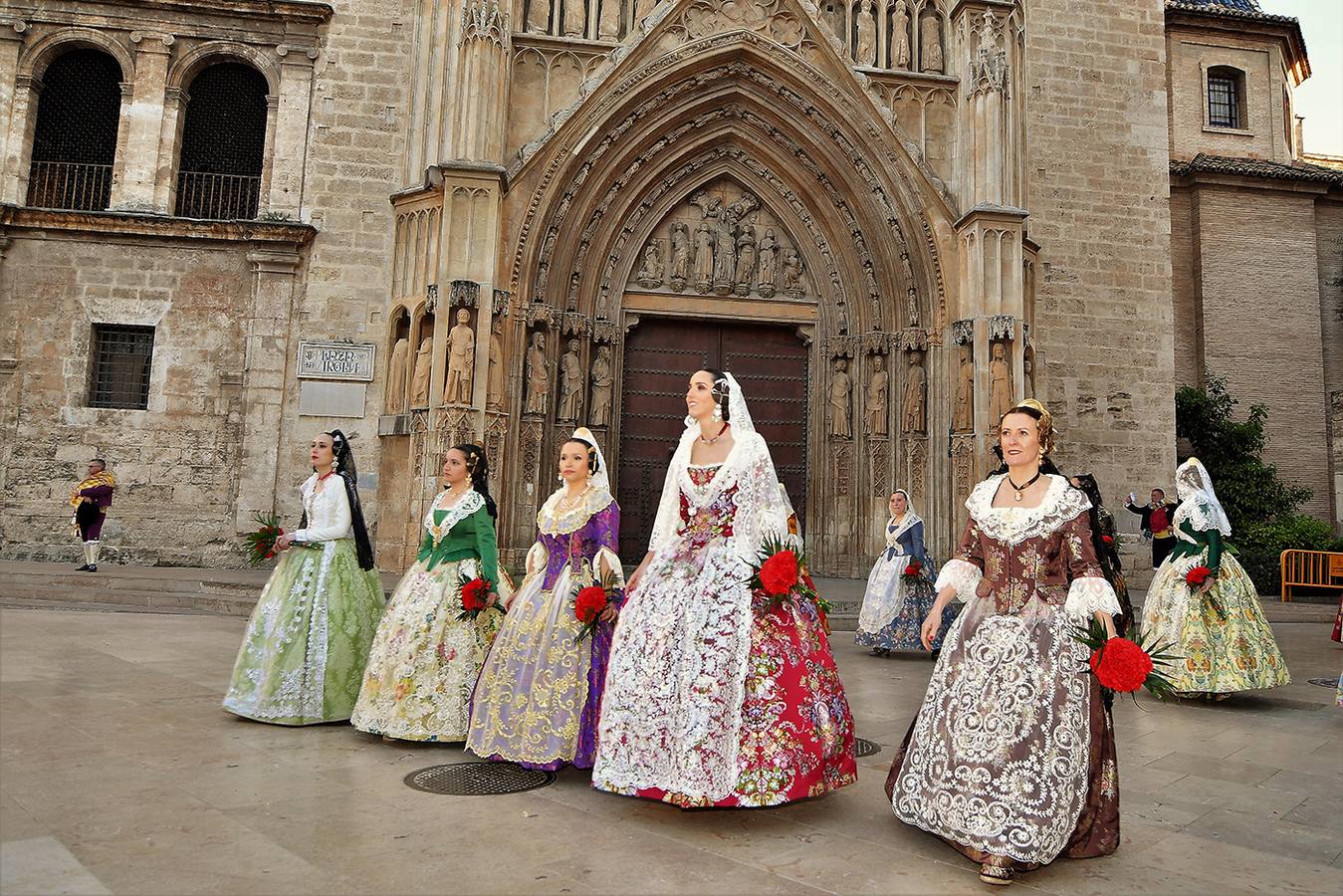 Fotos: Fallas 2019: Segundo día de la Ofrenda a la Virgen de los Desamparados