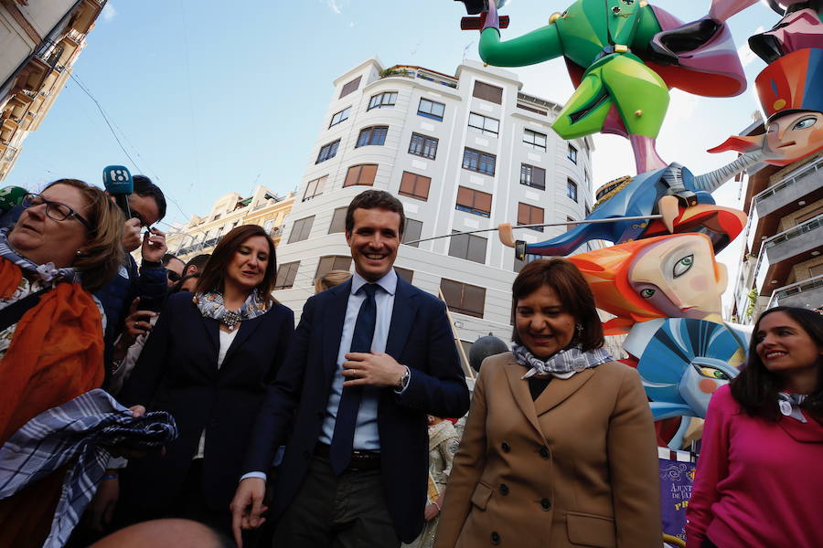 Políticos, toreros, actores, cantantes y famosos del mundo de la cultura en general disfrutan del ambiente festivo que reina estos días en Valencia. Visita de fallas, casales, la mascletà y la Feria de Toros son las fotos más repetidas de las caras conocidas de la sociedad española. Pablo Casado, presidente del Partido Popular.