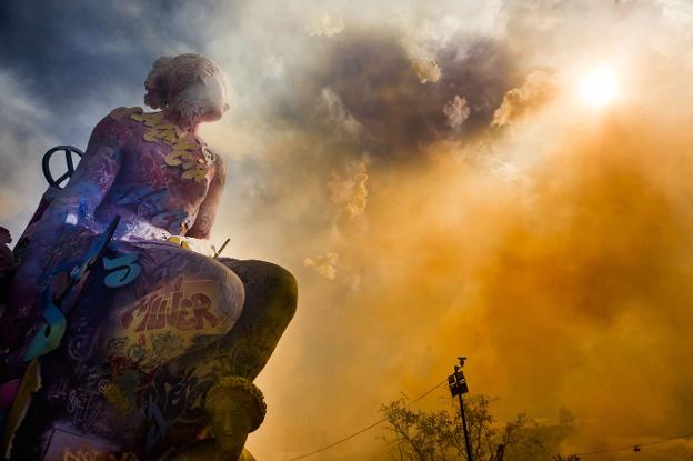 La falla municipal, con el humo naranja de parte de la mascletà disparada ayer. 