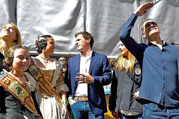 Albert Rivera habla con una fallera durante su visita a Valencia, acompañado de Rocío Gil (a su derecha) y Toni Cantó. 