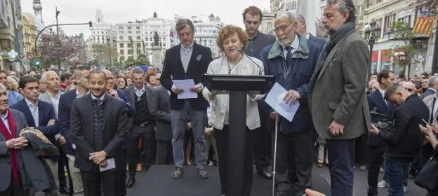 Elvira Llorca
lee uno de los
fragmentos del acta. 