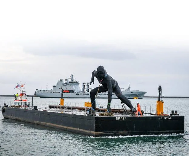 'Mensajera', la estatua más grande de Reino Unido, a su llegada al puerto de Plymouth. 