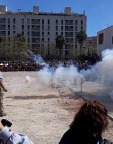 Imagen secundaria 2 - Benicalap despide la fiesta con más de 150 kilos de pólvora en su macromascletà