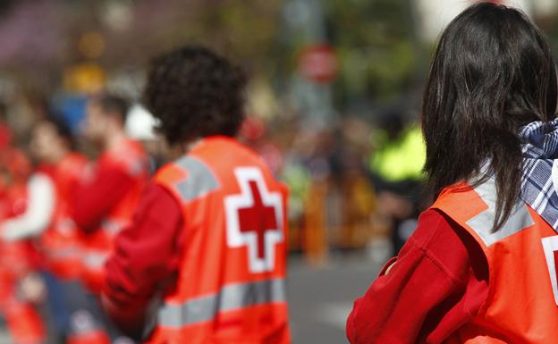 Personal de Cruz Roja en una mascletà.