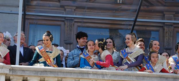 Las falleras mayores, en el balcón del Ayuntamiento, este martes.