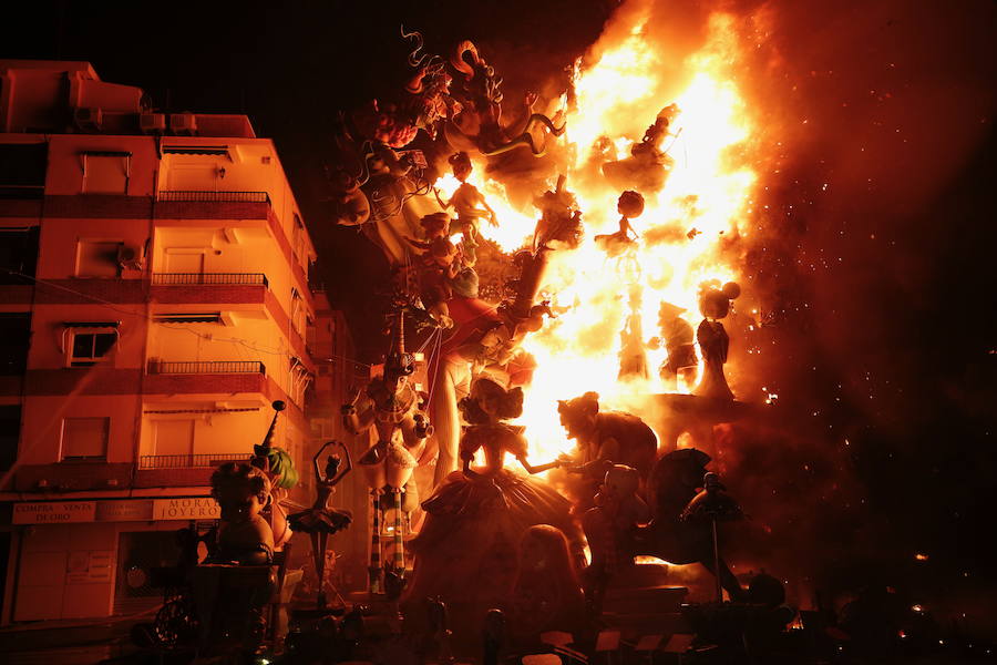 Fotos: Cremà de las fallas municipales de Valencia de 2019