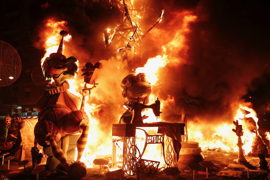 Fotos: Cremà de las fallas municipales de Valencia de 2019