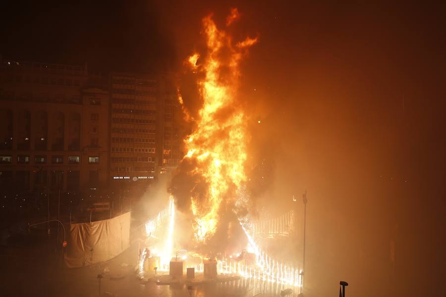 Fotos: Cremà de las fallas municipales de Valencia de 2019