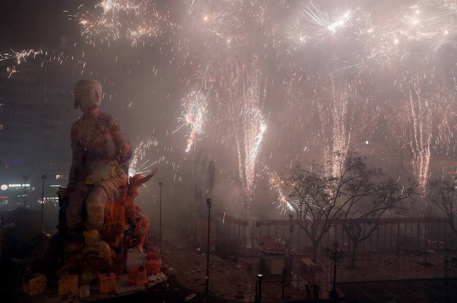 Fotos: Cremà de las fallas municipales de Valencia de 2019