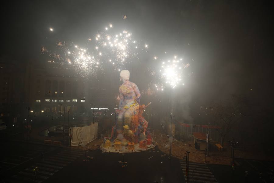 Fotos: Cremà de las fallas municipales de Valencia de 2019