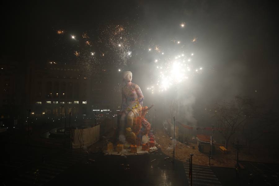 Fotos: Cremà de las fallas municipales de Valencia de 2019