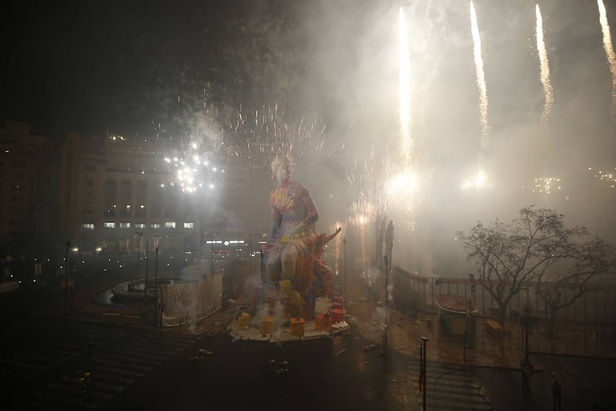 Fotos: Cremà de las fallas municipales de Valencia de 2019