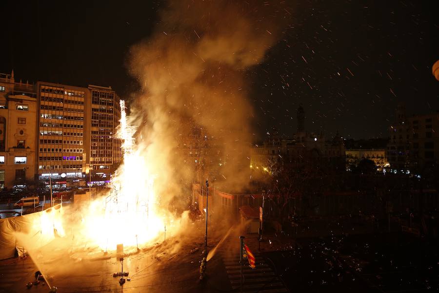 Fotos: Cremà de las fallas municipales de Valencia de 2019