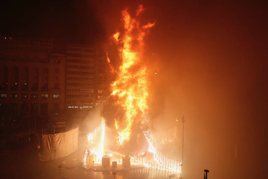 Fotos: Cremà de las fallas municipales de Valencia de 2019