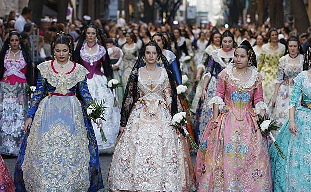 El primer día de Ofrenda. Las falleras, por las calles de Valencia.p