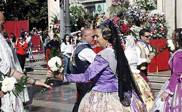 El segundo día de Ofrenda. Las falleras, en la plaza de la Virgen.
