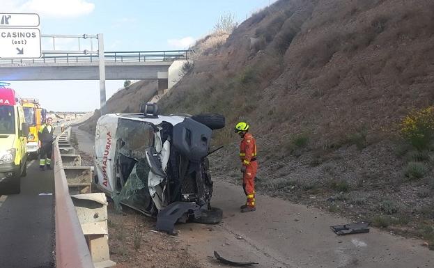 La ambulancia volcada, en la autovía CV-35 en Casinos.