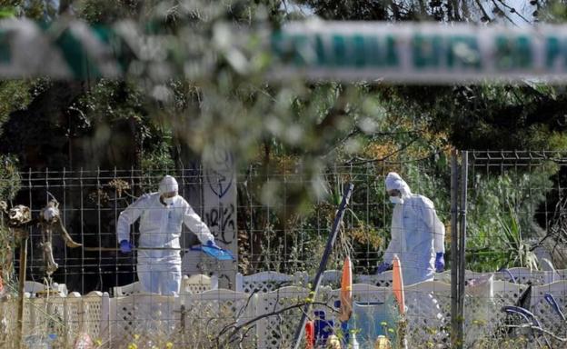 Trabajadores registran la casa de Godella donde ocurrió el suceso.