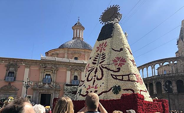 Así ha quedado el manto de la Virgen tras la Ofrenda.