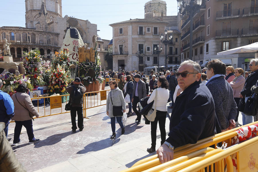 La Ofrenda concluyó este lunes después de que miles de falleros desfilaran para llevar las flores a la Virgen de los Desamparados. Este martes, a la luz del día se ha desvelado ante los ojos de los valencianos el aspecto definitivo del manto de la 'Geperudeta'. Claveles blancos, rojos y rosas componen componen el diseño del vestidor Rafael Chordá. Un floreado manto con el blanco como color predominante y que preside estos días la plaza de la Virgen, ante su basílica.