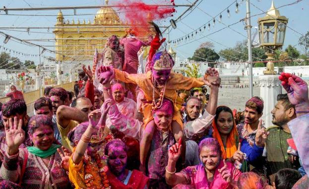 Imagen principal - Holi 2019 | Qué es el Holi: el verdadero origen en la India de la guerra de los colores