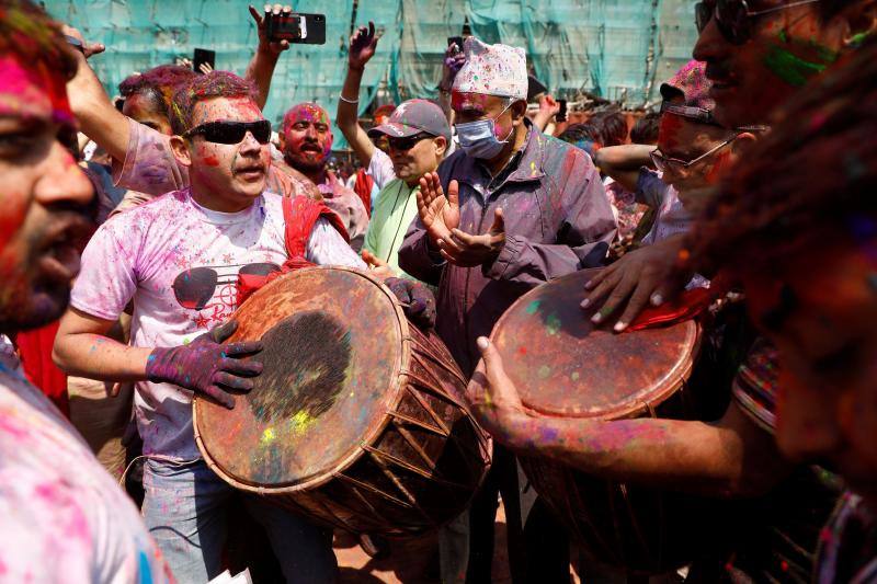 Entre el 20 y el 21 de marzo, como cada año, millones de devotos de la conservadora sociedad de la India pierden el recato en la fiesta más alegre del hinduismo, Holi, y se lanzan a las calles de las ciudades y aldeas en una aventura de jarana para cubrirse con kilos de polvos y tinturas de colores, y venerar a Krishna, el dios del amor, en el día del equinoccio de primavera.
