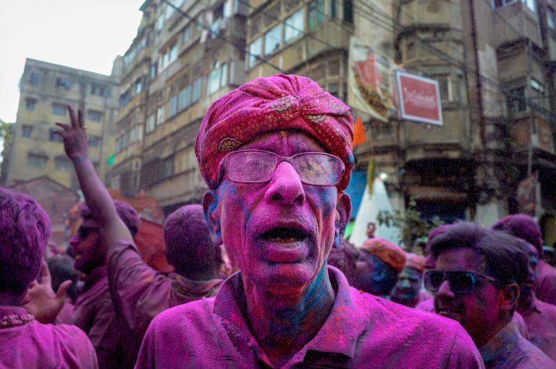Entre el 20 y el 21 de marzo, como cada año, millones de devotos de la conservadora sociedad de la India pierden el recato en la fiesta más alegre del hinduismo, Holi, y se lanzan a las calles de las ciudades y aldeas en una aventura de jarana para cubrirse con kilos de polvos y tinturas de colores, y venerar a Krishna, el dios del amor, en el día del equinoccio de primavera.