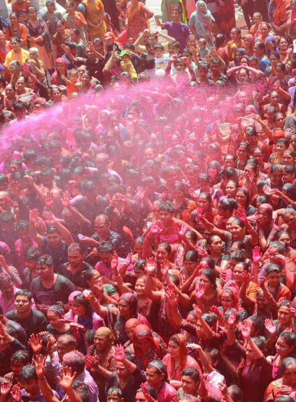 Entre el 20 y el 21 de marzo, como cada año, millones de devotos de la conservadora sociedad de la India pierden el recato en la fiesta más alegre del hinduismo, Holi, y se lanzan a las calles de las ciudades y aldeas en una aventura de jarana para cubrirse con kilos de polvos y tinturas de colores, y venerar a Krishna, el dios del amor, en el día del equinoccio de primavera.