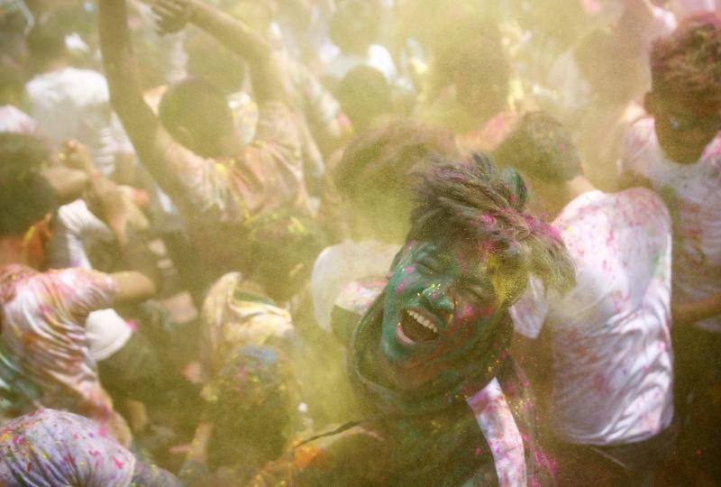 Entre el 20 y el 21 de marzo, como cada año, millones de devotos de la conservadora sociedad de la India pierden el recato en la fiesta más alegre del hinduismo, Holi, y se lanzan a las calles de las ciudades y aldeas en una aventura de jarana para cubrirse con kilos de polvos y tinturas de colores, y venerar a Krishna, el dios del amor, en el día del equinoccio de primavera.