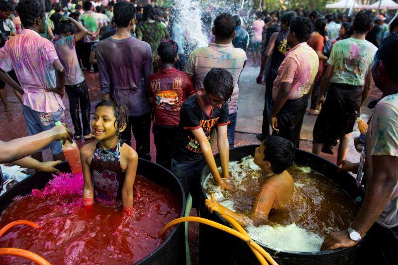 Entre el 20 y el 21 de marzo, como cada año, millones de devotos de la conservadora sociedad de la India pierden el recato en la fiesta más alegre del hinduismo, Holi, y se lanzan a las calles de las ciudades y aldeas en una aventura de jarana para cubrirse con kilos de polvos y tinturas de colores, y venerar a Krishna, el dios del amor, en el día del equinoccio de primavera.