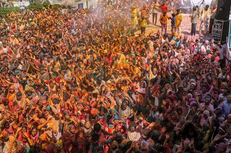 Entre el 20 y el 21 de marzo, como cada año, millones de devotos de la conservadora sociedad de la India pierden el recato en la fiesta más alegre del hinduismo, Holi, y se lanzan a las calles de las ciudades y aldeas en una aventura de jarana para cubrirse con kilos de polvos y tinturas de colores, y venerar a Krishna, el dios del amor, en el día del equinoccio de primavera.