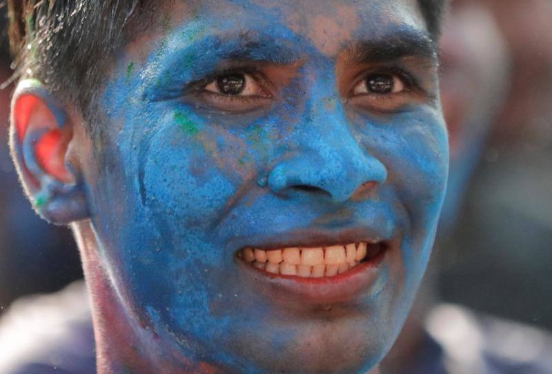 Entre el 20 y el 21 de marzo, como cada año, millones de devotos de la conservadora sociedad de la India pierden el recato en la fiesta más alegre del hinduismo, Holi, y se lanzan a las calles de las ciudades y aldeas en una aventura de jarana para cubrirse con kilos de polvos y tinturas de colores, y venerar a Krishna, el dios del amor, en el día del equinoccio de primavera.