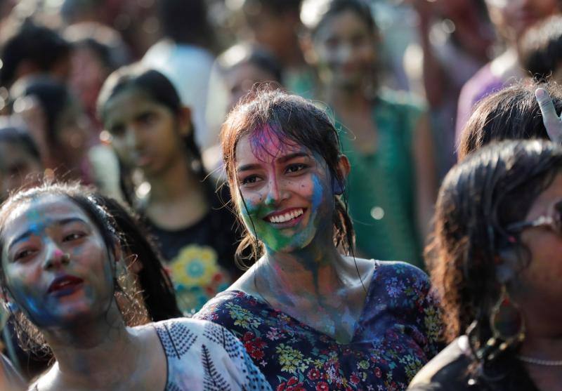 Entre el 20 y el 21 de marzo, como cada año, millones de devotos de la conservadora sociedad de la India pierden el recato en la fiesta más alegre del hinduismo, Holi, y se lanzan a las calles de las ciudades y aldeas en una aventura de jarana para cubrirse con kilos de polvos y tinturas de colores, y venerar a Krishna, el dios del amor, en el día del equinoccio de primavera.