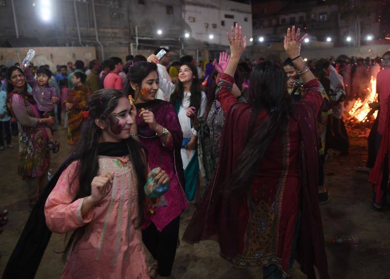 Entre el 20 y el 21 de marzo, como cada año, millones de devotos de la conservadora sociedad de la India pierden el recato en la fiesta más alegre del hinduismo, Holi, y se lanzan a las calles de las ciudades y aldeas en una aventura de jarana para cubrirse con kilos de polvos y tinturas de colores, y venerar a Krishna, el dios del amor, en el día del equinoccio de primavera.