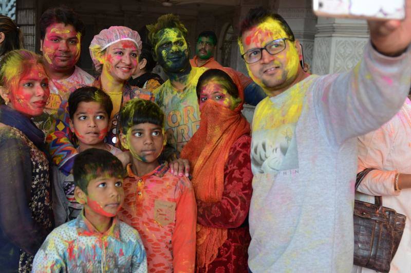 Entre el 20 y el 21 de marzo, como cada año, millones de devotos de la conservadora sociedad de la India pierden el recato en la fiesta más alegre del hinduismo, Holi, y se lanzan a las calles de las ciudades y aldeas en una aventura de jarana para cubrirse con kilos de polvos y tinturas de colores, y venerar a Krishna, el dios del amor, en el día del equinoccio de primavera.
