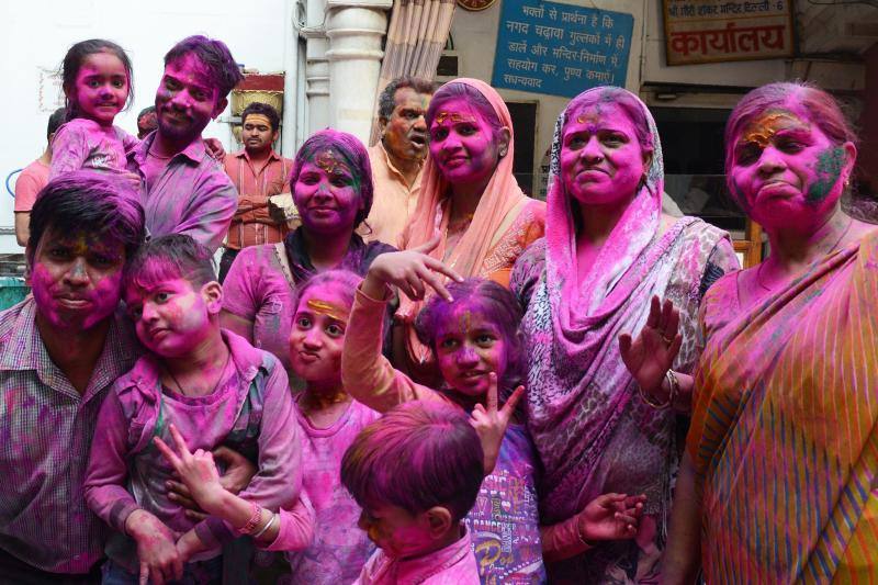 Entre el 20 y el 21 de marzo, como cada año, millones de devotos de la conservadora sociedad de la India pierden el recato en la fiesta más alegre del hinduismo, Holi, y se lanzan a las calles de las ciudades y aldeas en una aventura de jarana para cubrirse con kilos de polvos y tinturas de colores, y venerar a Krishna, el dios del amor, en el día del equinoccio de primavera.