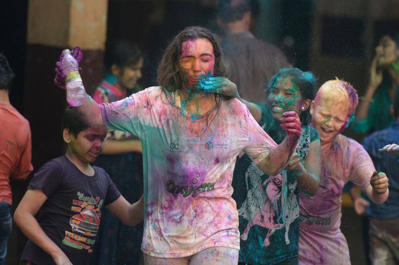 Entre el 20 y el 21 de marzo, como cada año, millones de devotos de la conservadora sociedad de la India pierden el recato en la fiesta más alegre del hinduismo, Holi, y se lanzan a las calles de las ciudades y aldeas en una aventura de jarana para cubrirse con kilos de polvos y tinturas de colores, y venerar a Krishna, el dios del amor, en el día del equinoccio de primavera.