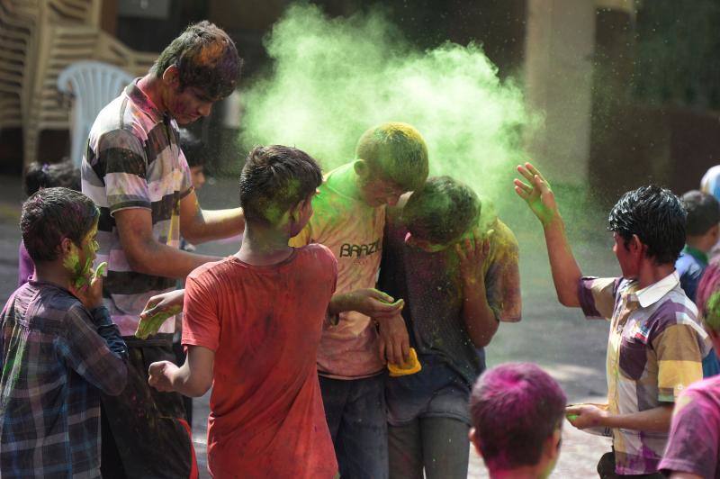 Entre el 20 y el 21 de marzo, como cada año, millones de devotos de la conservadora sociedad de la India pierden el recato en la fiesta más alegre del hinduismo, Holi, y se lanzan a las calles de las ciudades y aldeas en una aventura de jarana para cubrirse con kilos de polvos y tinturas de colores, y venerar a Krishna, el dios del amor, en el día del equinoccio de primavera.