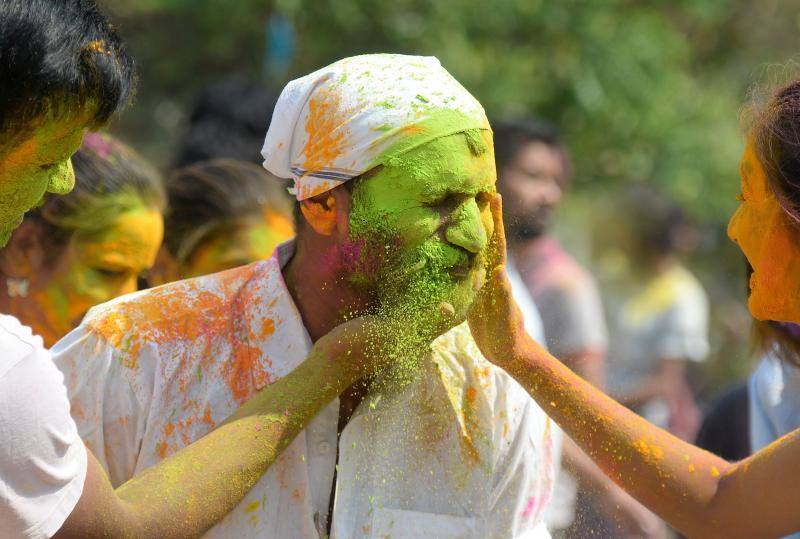 Entre el 20 y el 21 de marzo, como cada año, millones de devotos de la conservadora sociedad de la India pierden el recato en la fiesta más alegre del hinduismo, Holi, y se lanzan a las calles de las ciudades y aldeas en una aventura de jarana para cubrirse con kilos de polvos y tinturas de colores, y venerar a Krishna, el dios del amor, en el día del equinoccio de primavera.