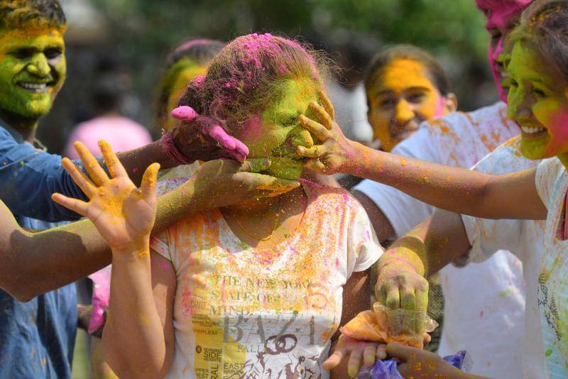 Entre el 20 y el 21 de marzo, como cada año, millones de devotos de la conservadora sociedad de la India pierden el recato en la fiesta más alegre del hinduismo, Holi, y se lanzan a las calles de las ciudades y aldeas en una aventura de jarana para cubrirse con kilos de polvos y tinturas de colores, y venerar a Krishna, el dios del amor, en el día del equinoccio de primavera.
