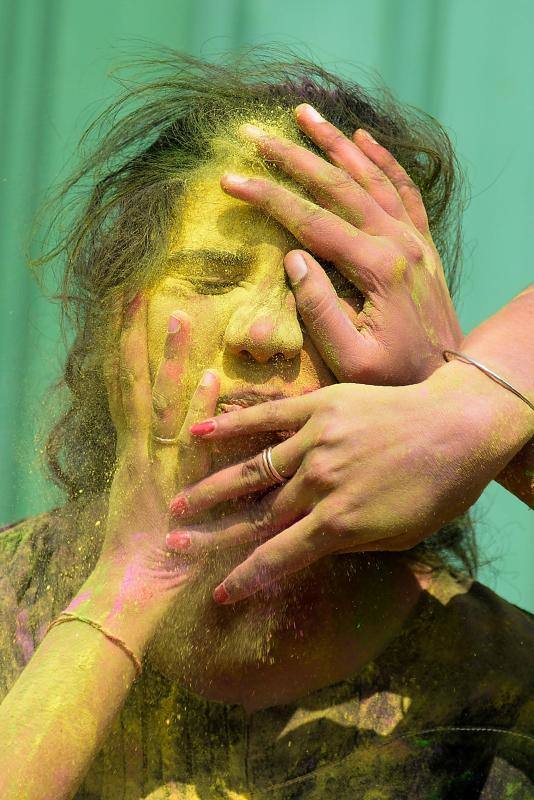 Entre el 20 y el 21 de marzo, como cada año, millones de devotos de la conservadora sociedad de la India pierden el recato en la fiesta más alegre del hinduismo, Holi, y se lanzan a las calles de las ciudades y aldeas en una aventura de jarana para cubrirse con kilos de polvos y tinturas de colores, y venerar a Krishna, el dios del amor, en el día del equinoccio de primavera.