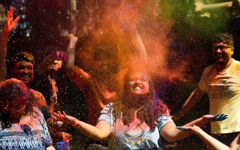 Entre el 20 y el 21 de marzo, como cada año, millones de devotos de la conservadora sociedad de la India pierden el recato en la fiesta más alegre del hinduismo, Holi, y se lanzan a las calles de las ciudades y aldeas en una aventura de jarana para cubrirse con kilos de polvos y tinturas de colores, y venerar a Krishna, el dios del amor, en el día del equinoccio de primavera.