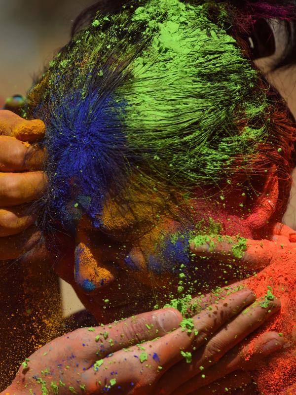 Entre el 20 y el 21 de marzo, como cada año, millones de devotos de la conservadora sociedad de la India pierden el recato en la fiesta más alegre del hinduismo, Holi, y se lanzan a las calles de las ciudades y aldeas en una aventura de jarana para cubrirse con kilos de polvos y tinturas de colores, y venerar a Krishna, el dios del amor, en el día del equinoccio de primavera.
