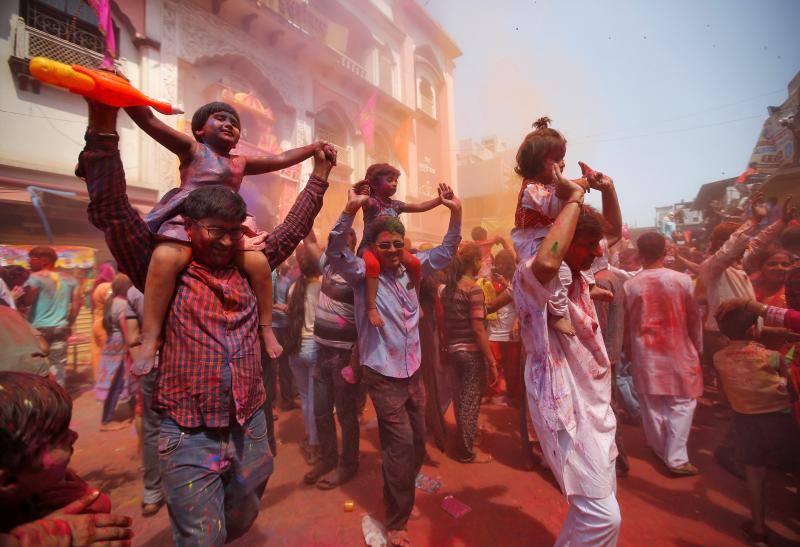 Entre el 20 y el 21 de marzo, como cada año, millones de devotos de la conservadora sociedad de la India pierden el recato en la fiesta más alegre del hinduismo, Holi, y se lanzan a las calles de las ciudades y aldeas en una aventura de jarana para cubrirse con kilos de polvos y tinturas de colores, y venerar a Krishna, el dios del amor, en el día del equinoccio de primavera.