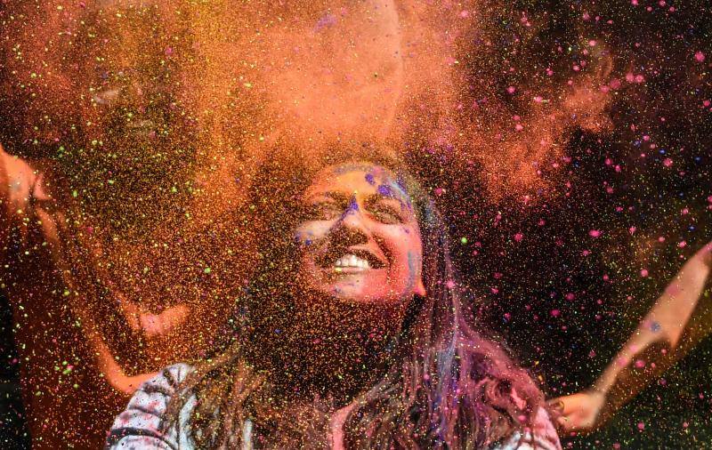 Entre el 20 y el 21 de marzo, como cada año, millones de devotos de la conservadora sociedad de la India pierden el recato en la fiesta más alegre del hinduismo, Holi, y se lanzan a las calles de las ciudades y aldeas en una aventura de jarana para cubrirse con kilos de polvos y tinturas de colores, y venerar a Krishna, el dios del amor, en el día del equinoccio de primavera.