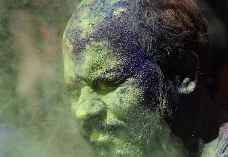 Entre el 20 y el 21 de marzo, como cada año, millones de devotos de la conservadora sociedad de la India pierden el recato en la fiesta más alegre del hinduismo, Holi, y se lanzan a las calles de las ciudades y aldeas en una aventura de jarana para cubrirse con kilos de polvos y tinturas de colores, y venerar a Krishna, el dios del amor, en el día del equinoccio de primavera.