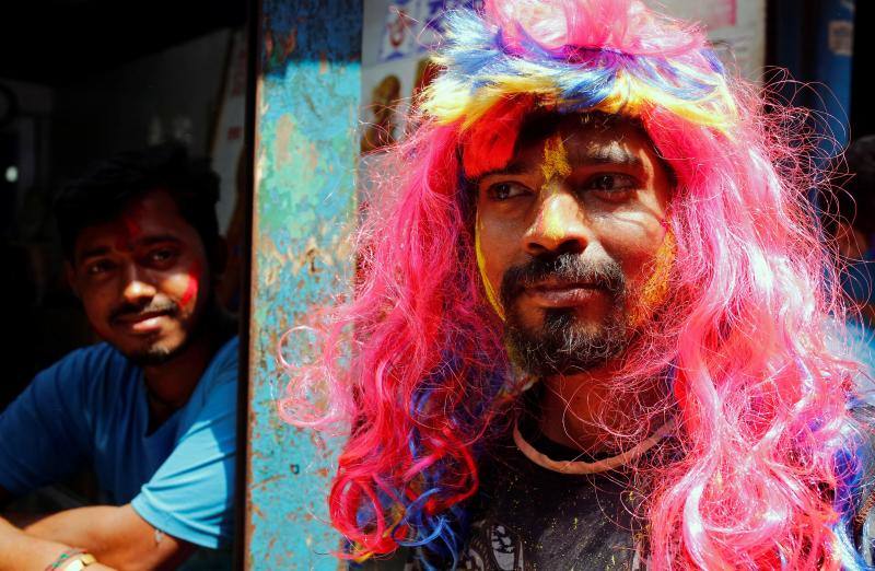 Entre el 20 y el 21 de marzo, como cada año, millones de devotos de la conservadora sociedad de la India pierden el recato en la fiesta más alegre del hinduismo, Holi, y se lanzan a las calles de las ciudades y aldeas en una aventura de jarana para cubrirse con kilos de polvos y tinturas de colores, y venerar a Krishna, el dios del amor, en el día del equinoccio de primavera.