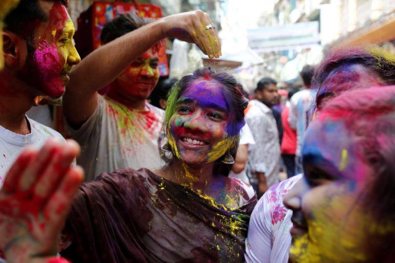 Entre el 20 y el 21 de marzo, como cada año, millones de devotos de la conservadora sociedad de la India pierden el recato en la fiesta más alegre del hinduismo, Holi, y se lanzan a las calles de las ciudades y aldeas en una aventura de jarana para cubrirse con kilos de polvos y tinturas de colores, y venerar a Krishna, el dios del amor, en el día del equinoccio de primavera.
