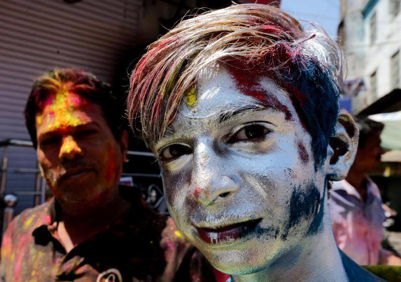 Entre el 20 y el 21 de marzo, como cada año, millones de devotos de la conservadora sociedad de la India pierden el recato en la fiesta más alegre del hinduismo, Holi, y se lanzan a las calles de las ciudades y aldeas en una aventura de jarana para cubrirse con kilos de polvos y tinturas de colores, y venerar a Krishna, el dios del amor, en el día del equinoccio de primavera.